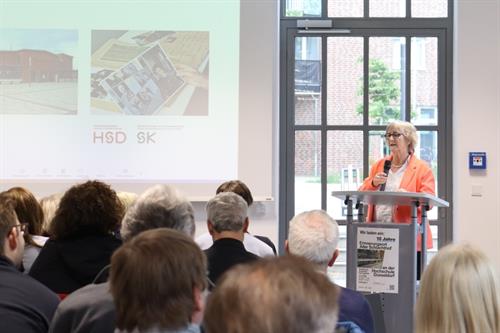 HSD-Präsidentin Edeltraud Vomberg spricht vor den Gästen bei der Jubiläumsfeier zum 10-jährigen Bestehen des Erinnerungsortes Alter Schlachthof an der Hochschule Düsseldorf